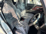 運転席はくつろぎのプライベート空間! 車内をクリーニングしてお待ちしております!