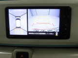 【パノラマモニター】上からの映像を表示。前後左右のカメラで合成し、運転席からの目視だけでは確認しにくい状況をリアルタイムで見晴らせます