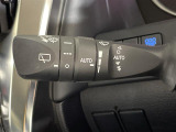 【オートワイパー(AUTO)】雨が降り出した時に、雨滴検出用センサー(レインセンサー)が雨滴を感知すると、自動でワイパーが動作します。