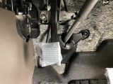 パーキングブレーキは、フットブレーキタイプです。