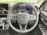 インテリアに合わせたデザインのステアリングは、運転される方のことも考え、運転しやすい形状、大きさです。是非一度、実際に触ってお確かめください。