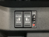 リアドアは乗り降りに便利な両側電動スライドドアです。また運転席に座っていながらスイッチ操作で自在にスライドドアを開け閉めできます。