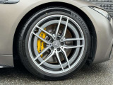 AMG20インチアルミホイール:AMGロゴ入りイエローキャリパー。