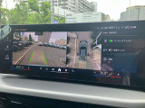 【ⅰドライブナビゲーション】文字情報も鮮明に表示する高解像度カラーディスプレイを採用。視認性に優れた地図デザインと特徴的な建造物を目印にした描写表示で現在位置を把握できます。地図データの更新も可能です