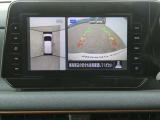 全周囲カメラで、クルマを上空から見下ろしているかのような映像を映し出します。周囲の状況がひと目でわかります!