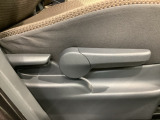 シートハイトアジャスターが付いているので運転姿勢を調整するのに便利ですね。身長に合ったシートポジションは安全運転や疲労軽減にもつながります。