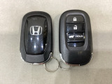 スマートキーを装備しています。鍵を差し込むことなくドアロックの開け閉めと、スタートボタン操作でのエンジンスタートができます。ボタン操作でトランクが開けられる電動テールゲートのボタンもついています。