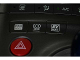 3つの走行モードがあります。『EVモード』はモーターのみで走行しガソリンを消費しないハイブリッド車ならではの環境にも優しい走行です。