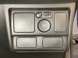 ハンドルの右側に電動格納付きパワーミラーの操作スイッチがついています。左右のサイドミラーの角度調節も微調整ができて便利です。