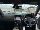 高級感溢れるインパネ周りです。見晴らしの良さと明るい室内で、いつでも気持ちよくドライビングが楽しめます。