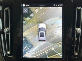 【360&deg;ビューカメラ】4台の高解像度カメラで360度の鳥瞰図を表示。隣の車や壁、死角にある障害物などを画面で確認できるため、狭いスペースでの駐車・出入りも安心です。