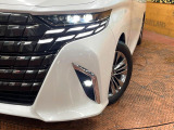 【LEDヘッドライト】悪天候や夜間走行時も良好な視界を確保し安心して運転できる高輝度LEDヘッドライトを装備!点灯速度が早く、消費電力も抑えられています。