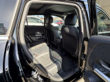 メルセデスのシートは少し硬めになっております。長時間の運転の際、適度な反発があることでお尻や腰の負担を減らす効果が御座います。