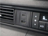 ◆USB接続端子◆スマホやiPodなどを接続して、いつもの音楽を車内でもお楽しみいただけます♪