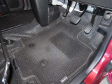 内装工程では、中古車を気持ちよくお乗りいただけるよう清掃しています。ニオイの元となるフロアカーペットまで洗浄・消臭済み?