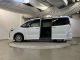 助手席側は電動スライドドアになってます。運転席やキーのリモコンで開閉できるので手が塞がっていても楽に積み降ろし出来ますよ。