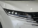 【LEDヘッドライト】悪天候や夜間走行時も良好な視界を確保し安心して運転できる高輝度LEDヘッドライトを装備!点灯速度が早く、消費電力も抑えられています。