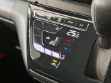 【オートエアコン】一度お好みの温度に設定すれば、車内の温度を検知し風量や温度を自動で調整。暑い&hellip;寒い&hellip;と何度もスイッチ操作をする必要はありません。快適な車内空間には必須の機能ですね♪