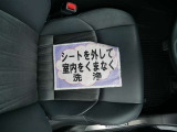 室内外はもちろん、シートを外してニオイの元となるフロアカーペットまで消臭・除菌を実施。中古車を気持ちよくお乗りいただけるクリーニングサービスです。詳細は販売店スタッフまでおたずねください。