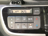 【オートエアコン】一度お好みの温度に設定すれば、車内の温度を検知し風量や温度を自動で調整。暑い&hellip;寒い&hellip;と何度もスイッチ操作をする必要はありません。快適な車内空間には必須の機能ですね♪