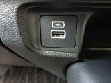 便利な充電用USBジャックも付いています。