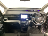 車内は光触媒抗菌消臭施工済です。インパネ周りはスタイリッシュなデザインで機能や装備も充実しています。グローブボックスやカップホルダーのほかにトレーなどたくさんの収納スペースが付いています。