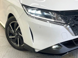 【LEDヘッドライト】悪天候や夜間走行時も良好な視界を確保し安心して運転できる高輝度LEDヘッドライトを装備!点灯速度が早く、消費電力も抑えられています。