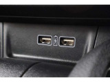 USBソケットがついていますのでコードを繋げばスマートフォンなどの充電が出来ます!