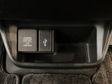 【USBポート】USBポートも装備されています♪スマートフォンのオーディオに連携も可能です。今や欠かせない装備の一つです!