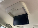 【フリップダウンモニター】大画面モニターで後席でもエンタメをお楽しみいただけます。小さなお子様にも大人気の装備です♪