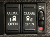 【両側パワースライドドア】両側がパワースライドドアになっており、運転席のスイッチやスマートキーでも開閉が可能です!開口部も広いので乗り降りも楽々♪