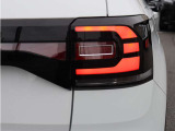 シャープなデザインのLEDテールランプを採用。ブラックボディをより引き締めます。