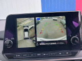 アラウンドビューモニターが装備されてるから、駐車場での車庫入れや、狭い道での走行もカメラで確認が出来るので安心。