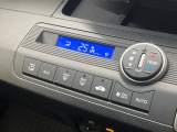 【オートエアコン】一度お好みの温度に設定すれば、車内の温度を検知し風量や温度を自動で調整。暑い&hellip;寒い&hellip;と何度もスイッチ操作をする必要はありません。快適な車内空間には必須の機能ですね♪