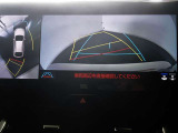 パノラミックビューモニター付きです。車両を上から見た様な映像を画面に表示。運転席からの目視だけでは見にくい、車両周辺の状況をリアルタイムでしっかり確認出来ます。