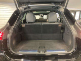 ゆったりとしたトランクルームでございます。たくさんのお荷物の車載が可能でございます。