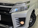 【LEDヘッドライト】悪天候や夜間走行時も良好な視界を確保し安心して運転できる高輝度LEDヘッドライトを装備!点灯速度が早く、消費電力も抑えられています。
