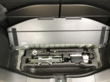トランクのボード下にはパンク修理キットと工具が収まっています。