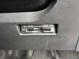 【ETC】有料道路を利用する際に料金所で停止することなく通過できる、ETC車載器(ノンストップ自動料金収受システム機器)が装備されています。セットアップを行うことで利用可能になります。