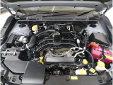 スバルと言えば水平対向エンジン。車体の低い位置に搭載されているため、衝突時にはエンジンルーム下部に潜り込み、室内の乗員の安全性向上に寄与します。