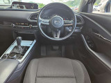 【運転席インテリアデザイン】左右対称のインテリアデザインでドライバーを包み込み運転に集中できるように設計されています。
