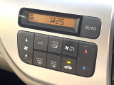 【オートエアコン】一度お好みの温度に設定すれば、車内の温度を検知し風量や温度を自動で調整。暑い&hellip;寒い&hellip;と何度もスイッチ操作をする必要はありません。快適な車内空間には必須の機能ですね♪