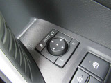 駐車時や狭い道でのすれ違い時に気を使うミラー。電動格納式ドアミラーはそんな時に便利です。