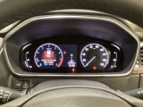 マルチビューカメラシステム搭載車です。お車の周囲を全方位でカバーします。後方・前方・両脇と、コンディションが悪い視界でもカラーモニターに映し出した映像がドライバーをサポートします。