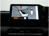 サイドクリアランスビュー表示中に、旋回時の運転操作に合わせて自動で車両を斜め後方から見たような映像を表示。