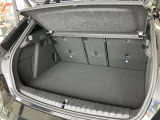 【トランクルーム】全面をファブリック処理し荷物に傷がつくのを防ぎます。ラゲージルーム照明を装着。背もたれをほぼ水平まで倒すことが出来ますので、大きな荷物の収納にも便利です。