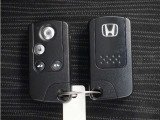 ◆スマートキー◆カギをバッグやポケットに入れたままでもドアロックの開閉ができる『スマートキー』付き!雨天や暗くなってもカギを取り出す必要がなくドアの開錠&エンジンも始動できます