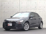 ●一目でAudiとわかる特徴的なシングルフレームグリル・LEDランプ。精悍なフロントマスクからAudiのスマートで上品なブランドを連想させてくれます。女性にも大変ご好評頂いております。