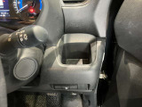 運転席側前部にドリンクホルダーあります♪運転中でも手が届きやすい位置にあって使い易いです♪