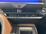 デュアルオートエアコン付きです。運転席・助手席でそれぞれ吹き出す風の温度や風量など自動調整してくれます。